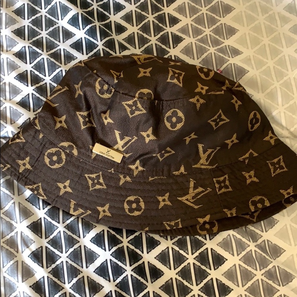 Louis Vuitton Buckethat